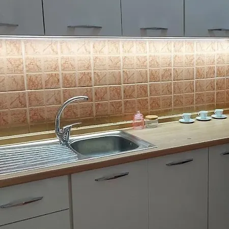 Cozy Sunlit With Scenic Balcony View