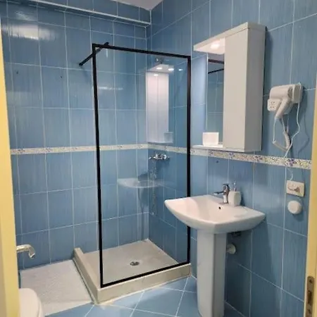 Apartment Cozy Sunlit With Scenic Balcony View *