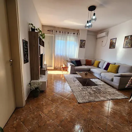 Cozy Sunlit With Scenic Balcony View 아파트 티라나