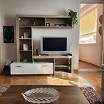 Cozy Sunlit With Scenic Balcony View *