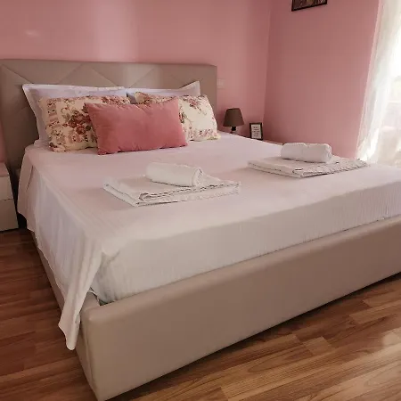 Cozy Sunlit With Scenic Balcony View *