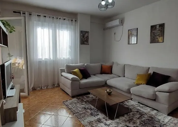 Cozy Sunlit With Scenic Balcony View 公寓 地拉那