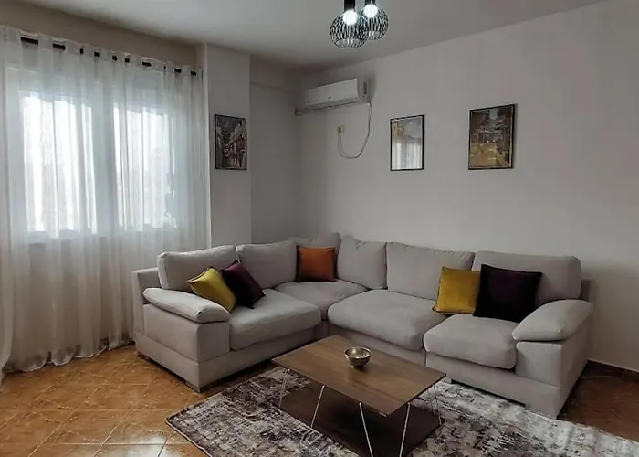 Cozy Sunlit With Scenic Balcony View 地拉那