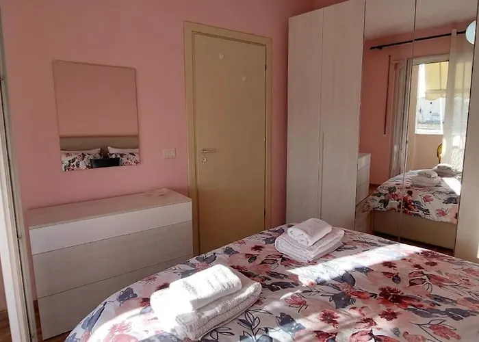 Cozy Sunlit With Scenic Balcony View 地拉那