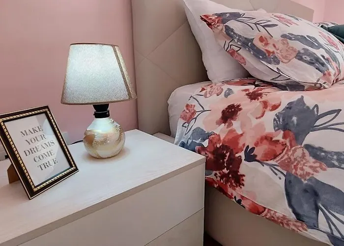 Cozy Sunlit With Scenic Balcony View *