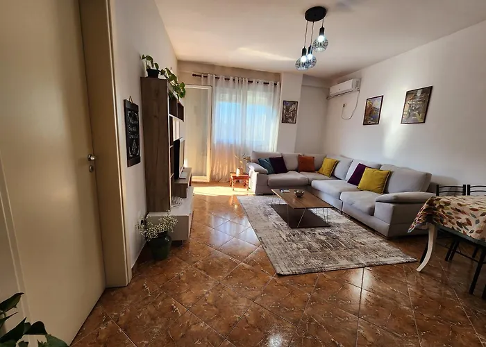 Cozy Sunlit With Scenic Balcony View 公寓 地拉那